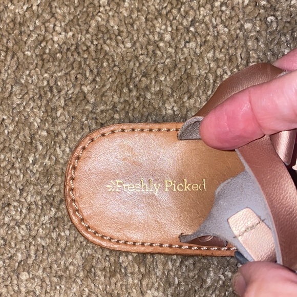 Freshly picked gold/rose sandals - Picture 3 of 3